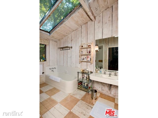 Building Photo - 2227 Mandeville Canyon Rd