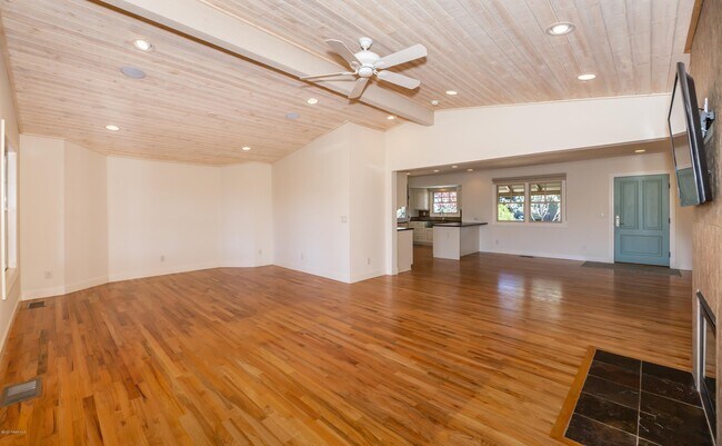 Building Photo - 527 S Hassayampa Dr