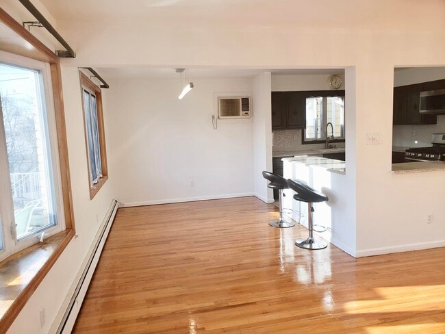 Building Photo - 13 Schuyler Pl W