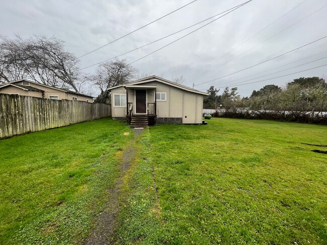 Building Photo - Very Cozy 3 Bedroom 1 Bath Beach House!