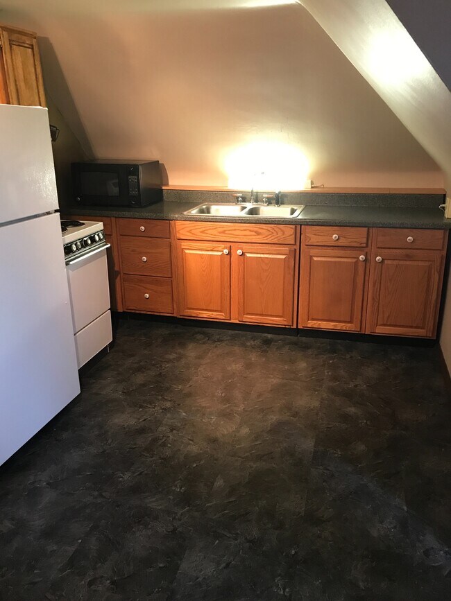 704 N Chestnut St Unit 3, Scottdale, PA 15683 Room for Rent in