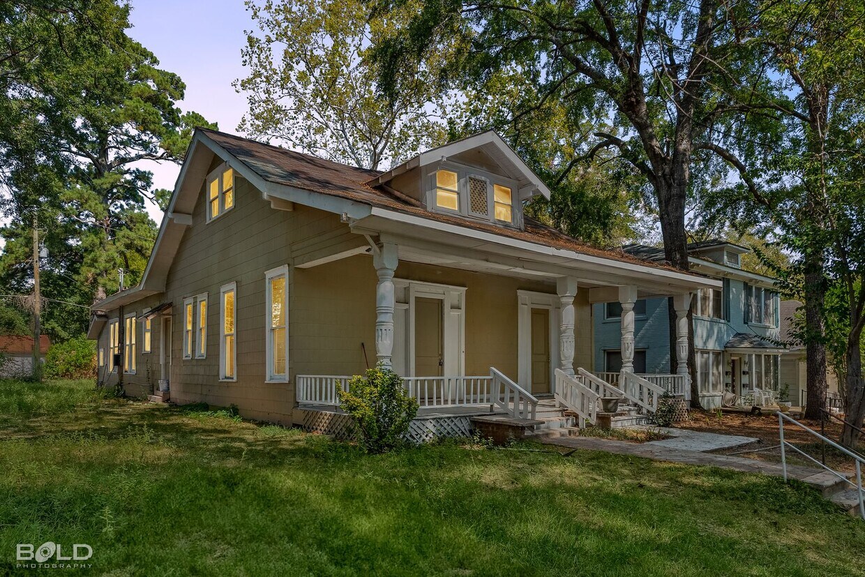 Foto principal - 2 bed 1 Bath Duplex