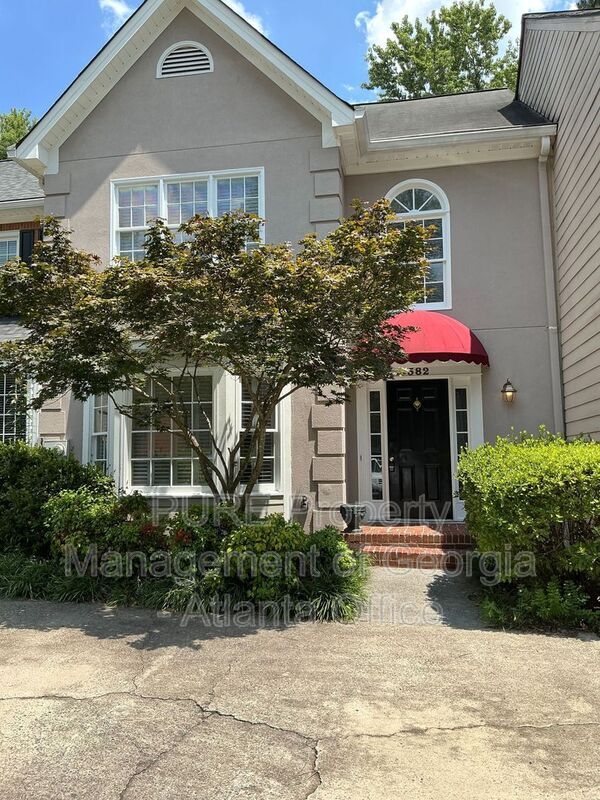 Photo - 582 Harcourt Pl SE