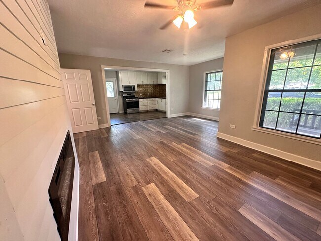 Foto del edificio - Charming 3 Bed 2 Bath Home with Bonus Den and Detached Garage