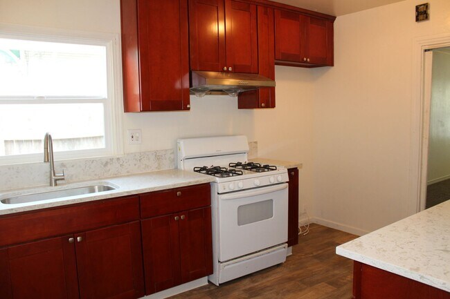Building Photo - Recently Updated 2 Bedroom Duplex!!!