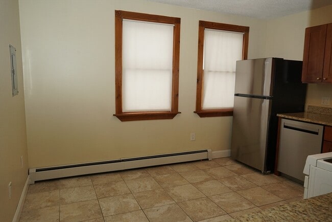 Building Photo - 61 Plain St