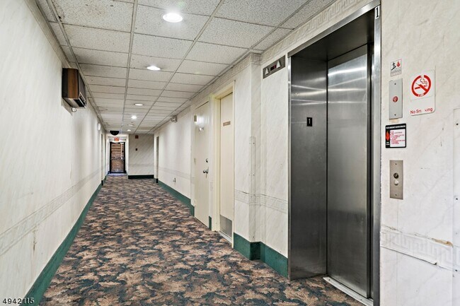 Building Photo - 19-31 Lyons Ave