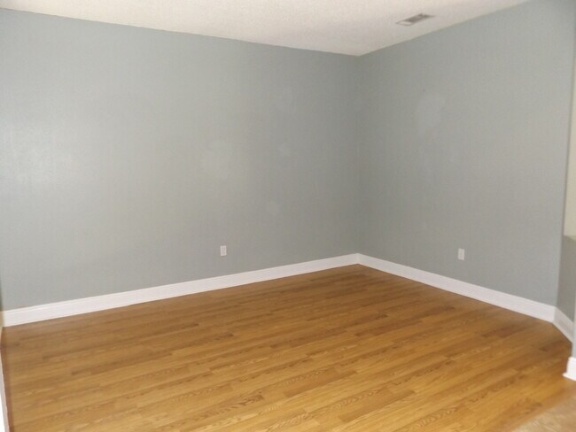 Building Photo - Spacious 4 bedroom with BONUS Room
