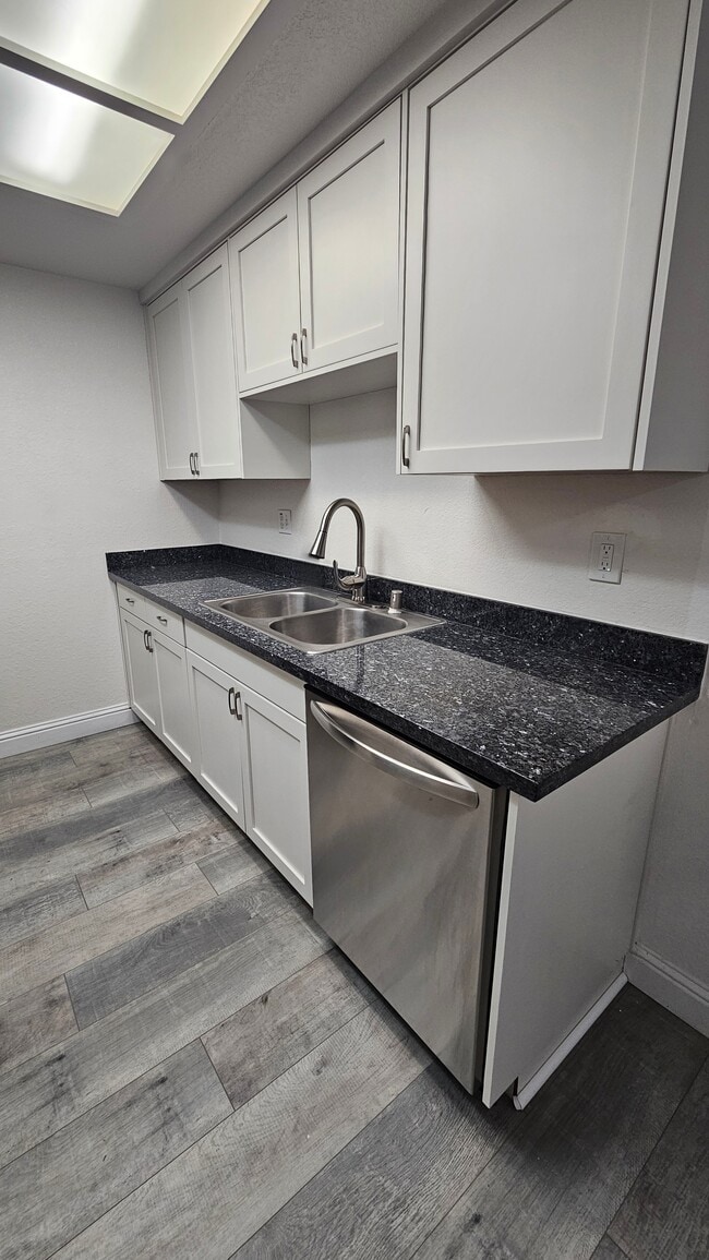 Foto del edificio - 468 Cherry Ln