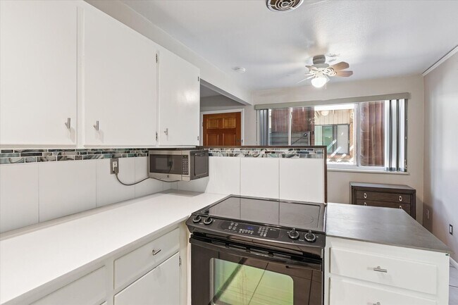 Foto del edificio - 3690 Broadway St