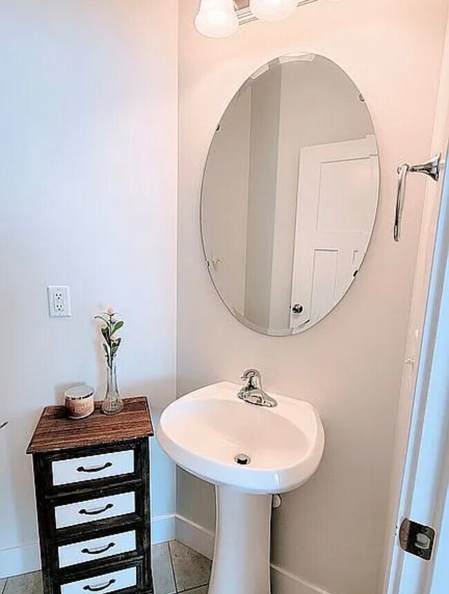 Foto del edificio - 651 N Pinebrook Rd