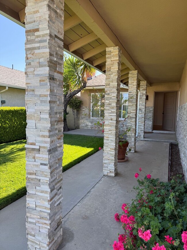 Building Photo - 3 bed, 2 bath single story home on a stree...