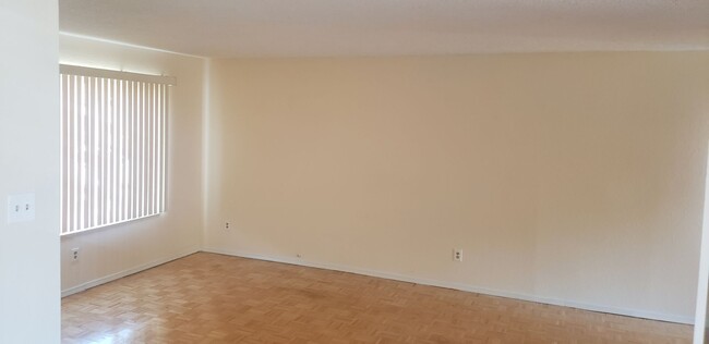 Foto del edificio - Great 4 Bedroom 2.5 Bath in South Natomas