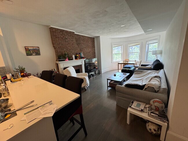 Foto del edificio - 1402 Beacon St
