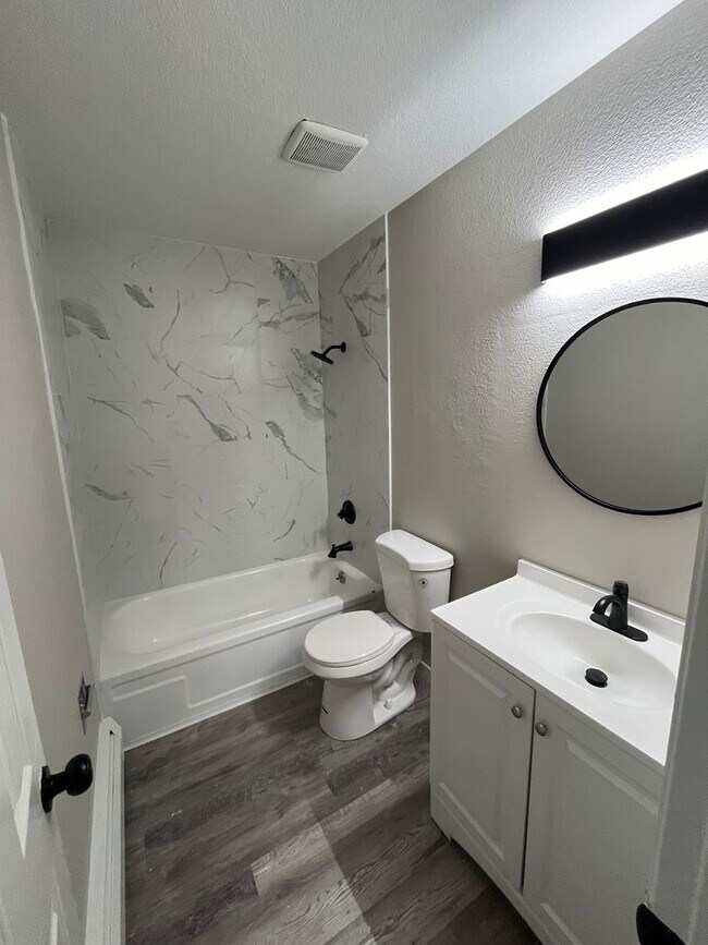Building Photo - 2 bedroom 1 bath FULLY renovated upstairs ...