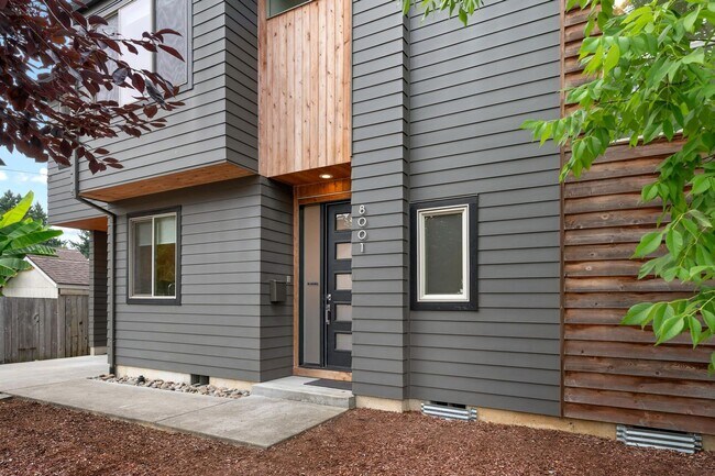 Building Photo - Modern Elegance! Eastmoreland Stunner! Pre...
