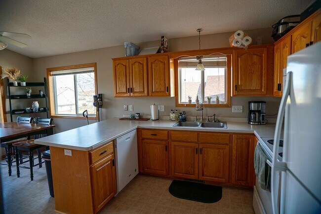 Foto del edificio - 4 Bed 2 full bath Split Entry Home for Rent