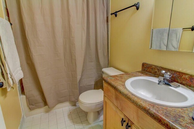 Foto del edificio - 1536 Meadows Cir W