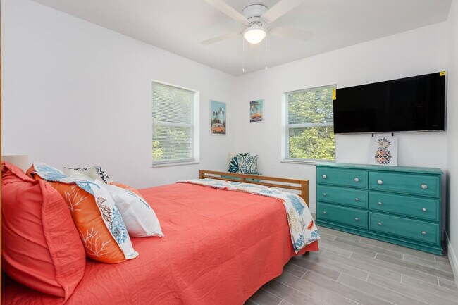 Foto del edificio - 2364 Pineapple Ave