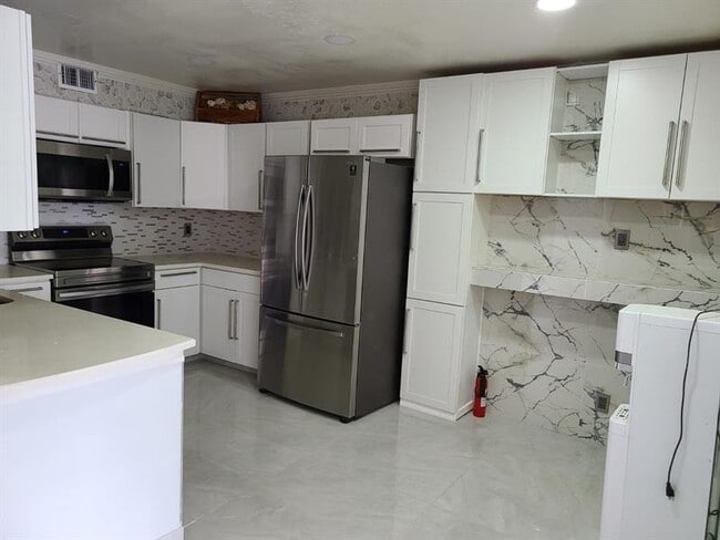 Building Photo - 13851 Oneida Dr