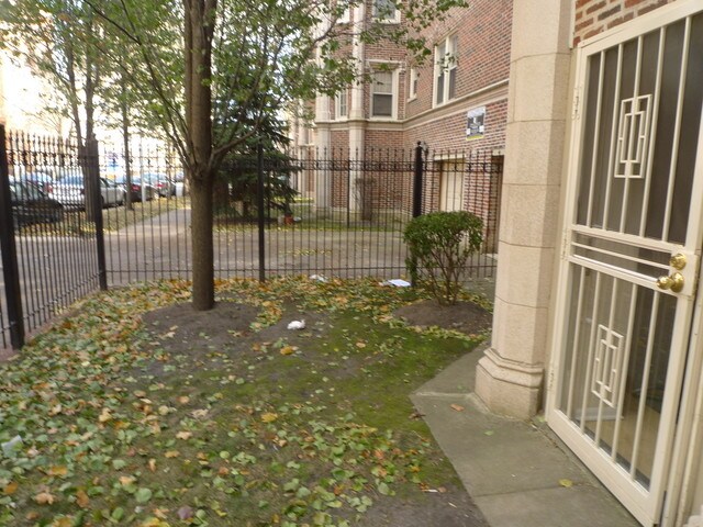 Building Photo - 2321 E 70th Pl