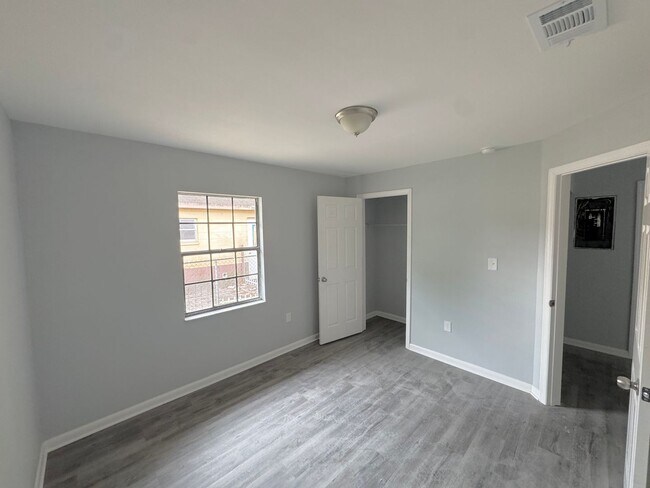 Foto del edificio - **Beautifully Updated (2BR/1BA) Lakeland Duplex**