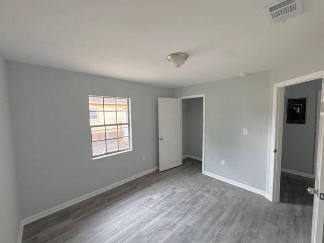 Building Photo - Spacious 2BR/1BA Unit Available !