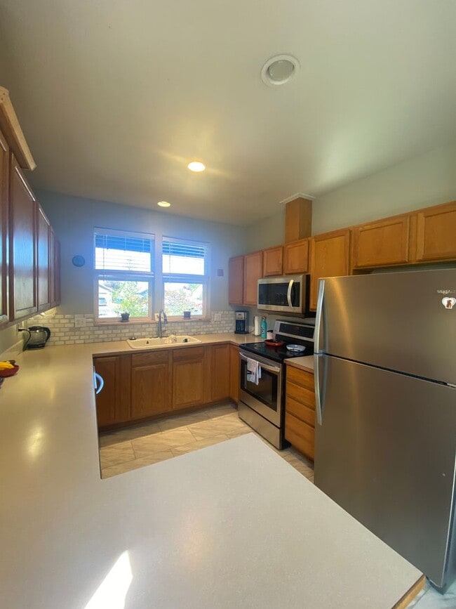 Building Photo - A gardeners paradise!  Single level home l...