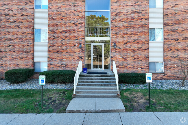 Entrada - Kensington Place Condominiums