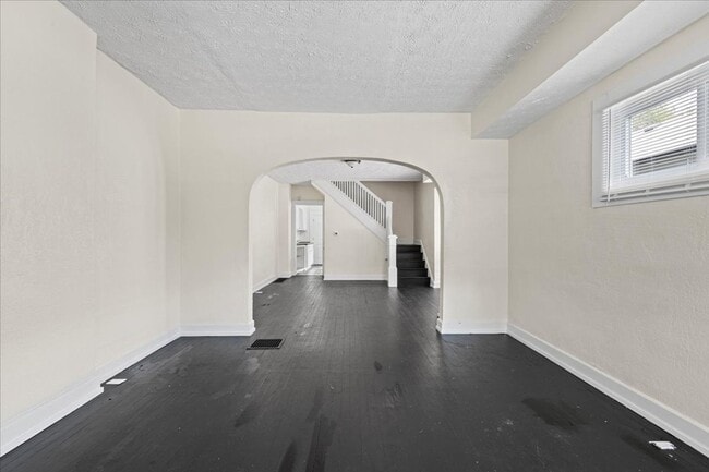 Building Photo - 1052-1052 N Warman Ave