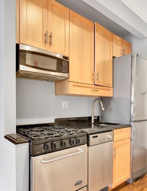 Foto del edificio - 102 E 7th St