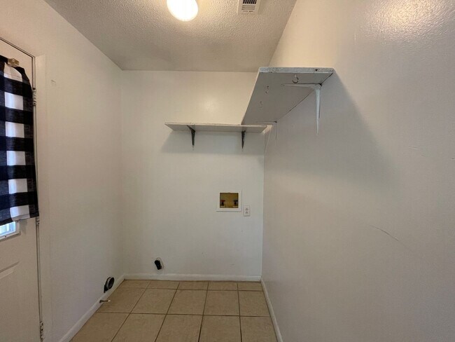 Building Photo - Home For Rent