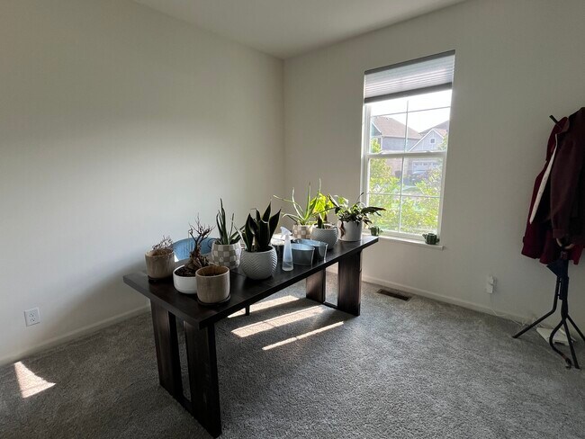 Building Photo - 356 S Pointe Ave
