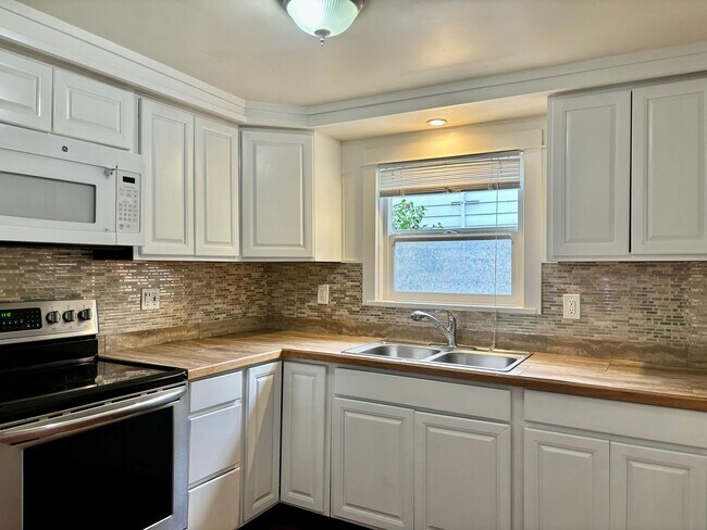 Building Photo - Charming Green Lake Home