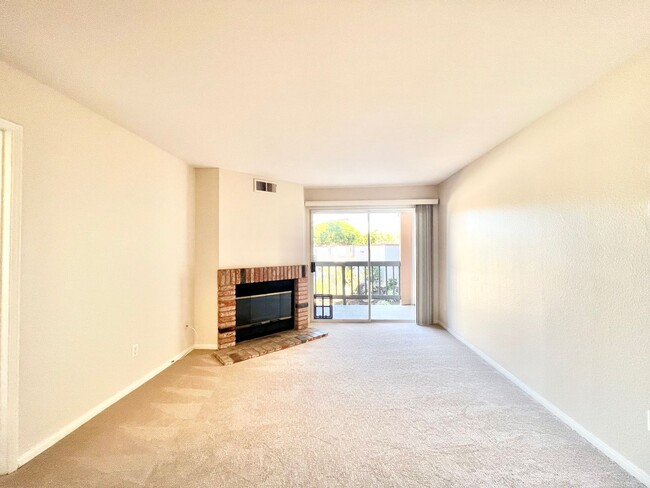 Building Photo - Beautiful 2Bd/2Ba Condo located in UTC!