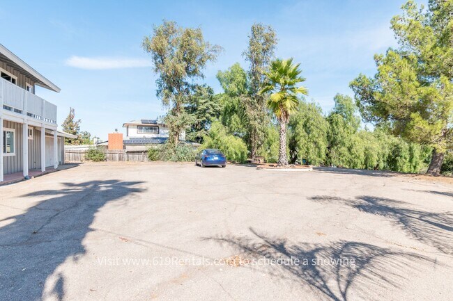 Building Photo - 4 Bedroom, 3 Bath Large House with Mountai...
