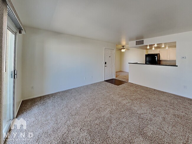 Foto del edificio - 8070 W Russell Rd