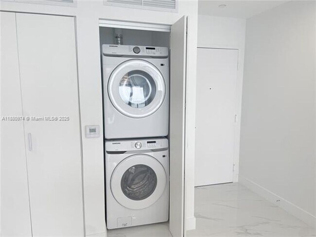 Foto del edificio - 700 NE 24th St
