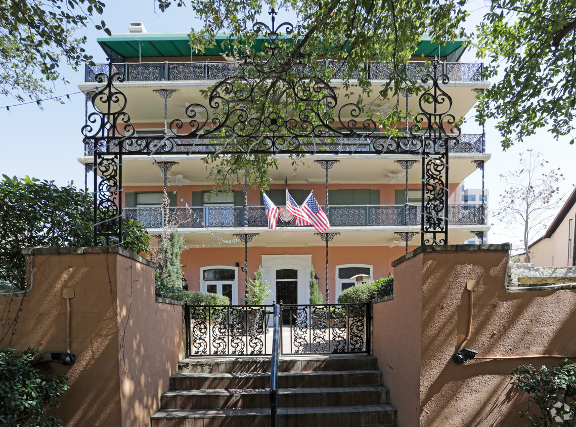 Building Photo - 2512 Maple Ave