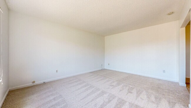 Building Photo - 4 Bedroom 2 Full Bathroom Single Family Ho...