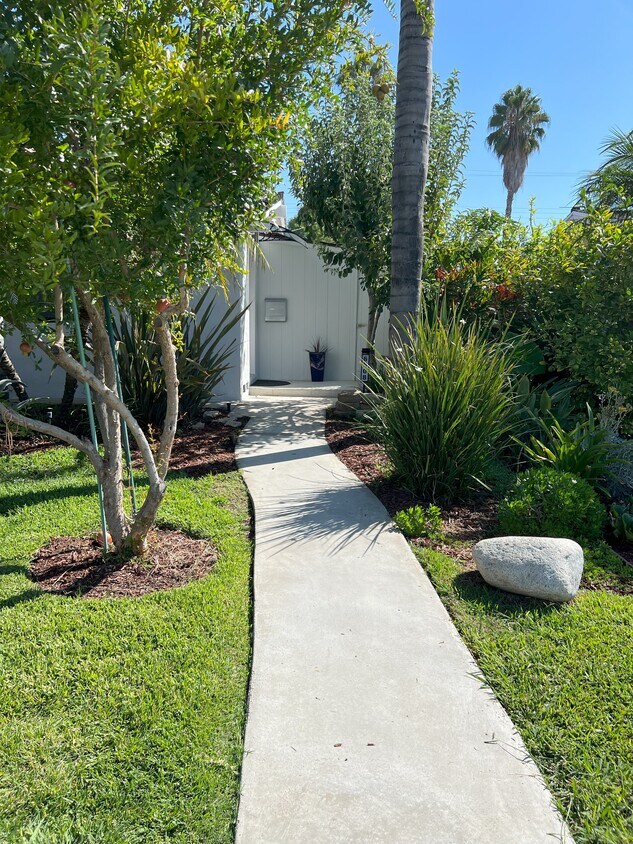 Private entrance - 6510 Comanche Ave