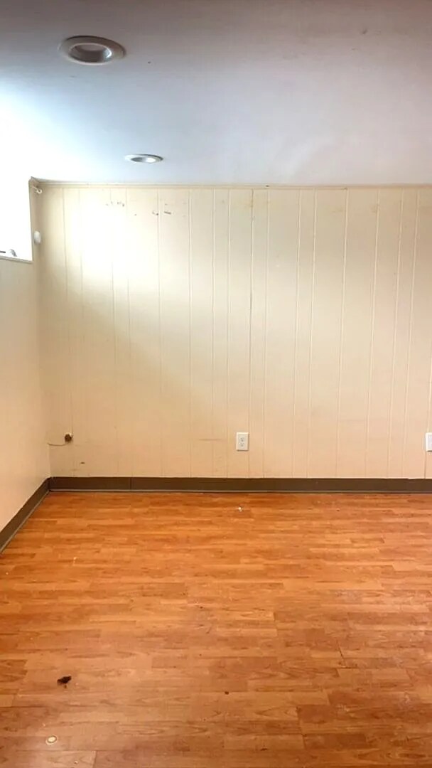 Building Photo - This 3-Bedroom/1-Bathroom Townhome