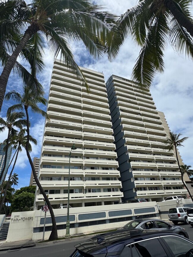 Building Photo - 2085 Ala Wai Blvd