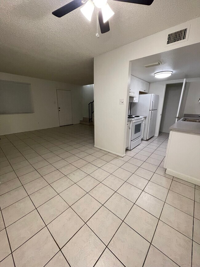 Building Photo - 4040 W Mesquite Ln