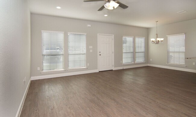 Foto del edificio - Beautiful 4/2 + Private Fenced Yard + Addi...