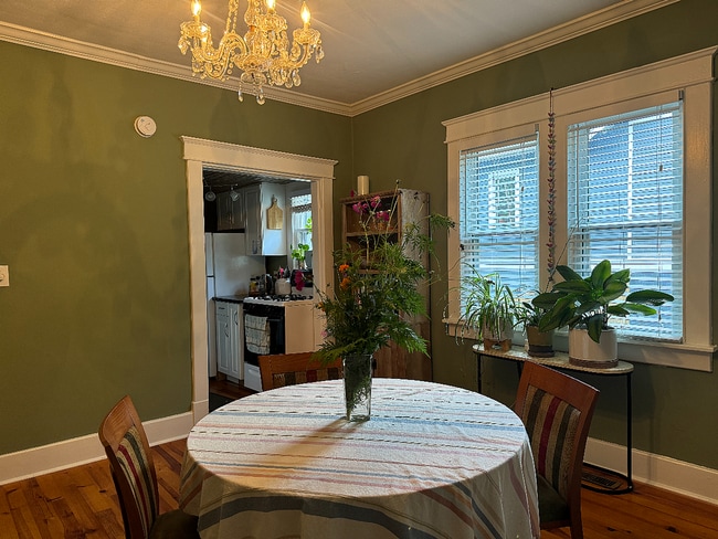 Building Photo - Fully Furnished 3 Bedroom/ 1 Bathroom Home...