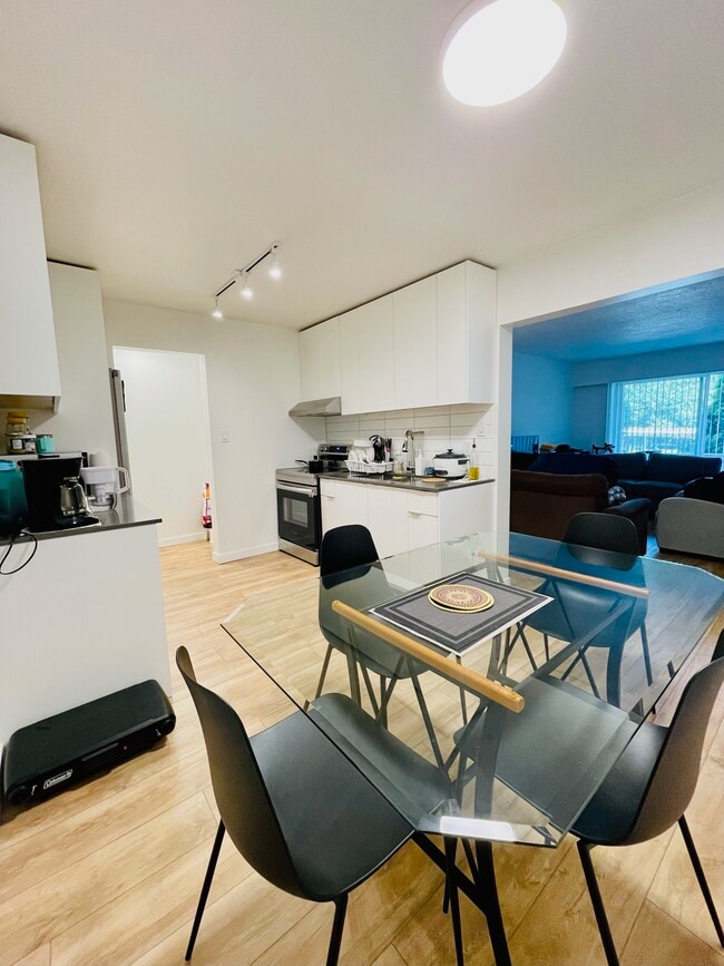 Building Photo - 1480-1480 Boundary Crescent