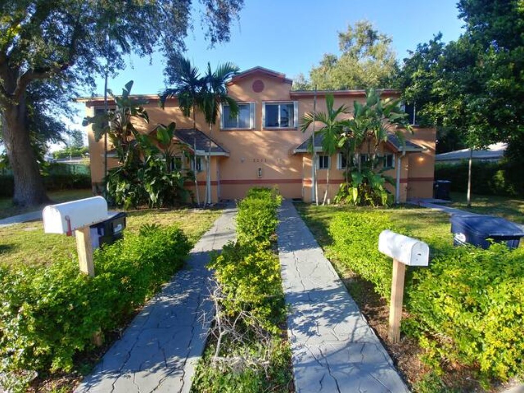 Foto principal - 2261 NE 171 St