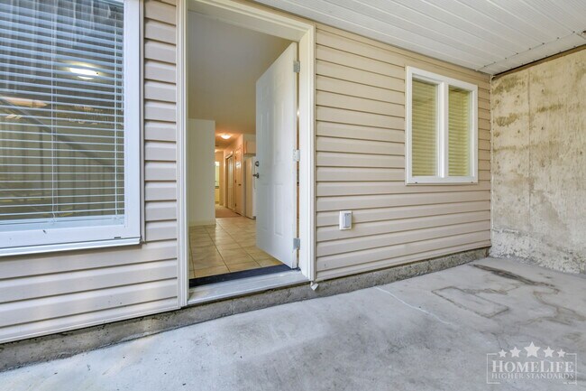 Photo du bâtiment - Bright 2-Bedroom Basement Suite in Sullivan-  All Utilities Included