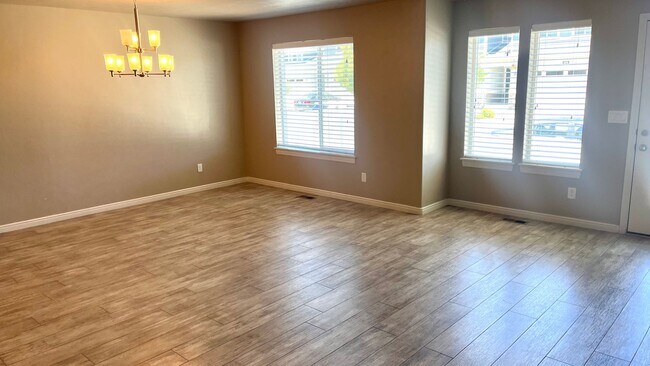 Foto del edificio - 4 Bedroom/3 Bathroom Townhome in Riverton!